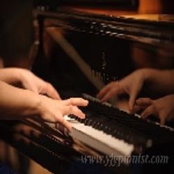 피아노 치는 여자.