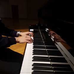 반주하는 Samuel Park