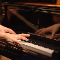 피아노 치는 여자