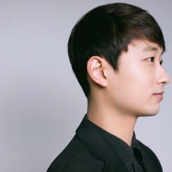 오르간 치는 예종남자